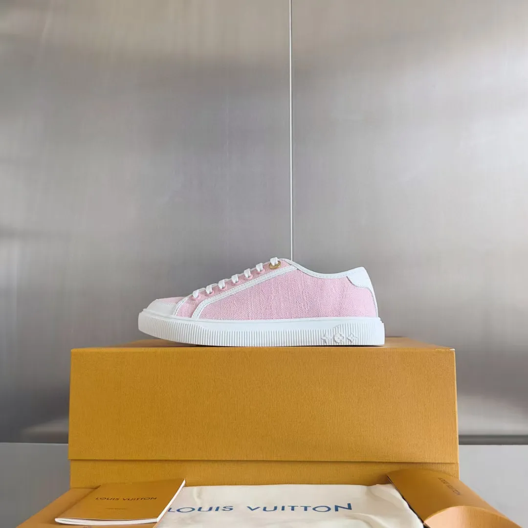 👟👟Ex-factory price 420👟👟 LV Louis Vuitton L Home Donkey Brand’s latest Lagoon series Thick-soled denim denim Embossed Presbyopia Thick-soled Casual sneakers Skateboard shoes Original purchase and development Production This Lagoon sneaker is made of Monogram denim, injecting a retro flavor into the classic design. The Louis Vuitton logo pops out from the leather trim, and the inscribed eyelets, trim and laces highlight the exquisite details. The rubber outsole embellished with Monogram flowers completes the whole. Exquisitely packaged at the delivery counter🛍📦 ▪️ Fabric: Original imported custom first-layer cowhide ▪️ Lining: Original imported cowhide lining ▪️ Sole: Original open-molded non-slip TPU material ▪️ Bottom thickness: 2.5CM ▪️ Size: Women's size 35-40 (41, 42 can be customized)
